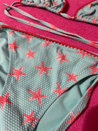 Bikini azul con estrellas rosas