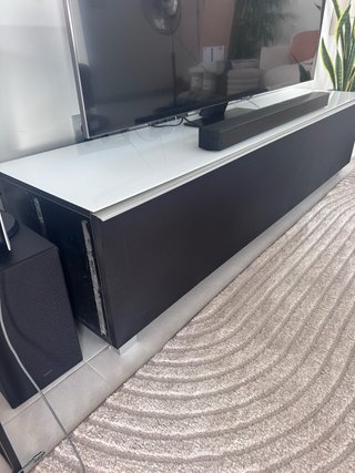 Mueble TV moderno cristal y tejido acustico
