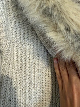 Chaqueta larga beige con cuello de pelo