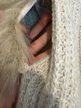 Chaqueta larga beige con cuello de pelo