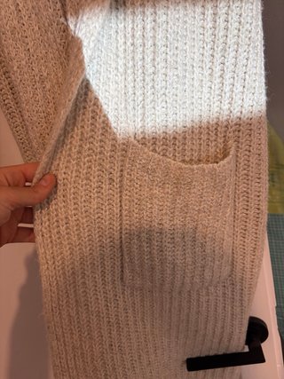 Chaqueta larga beige con cuello de pelo