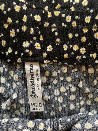 Pantalón corto negro estampado flores