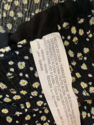 Pantalón corto negro estampado flores
