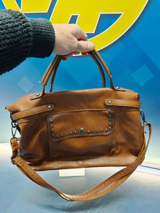 Bolso marrón con tachuelas plateadas.