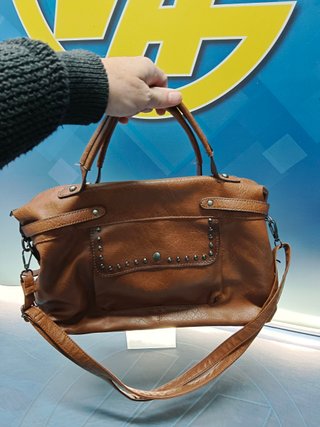 Bolso marrón con tachuelas plateadas.