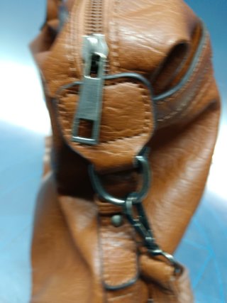 Bolso marrón con tachuelas plateadas.
