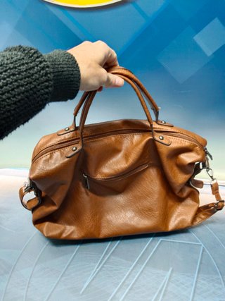 Bolso marrón con tachuelas plateadas.