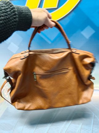 Bolso marrón con tachuelas plateadas.