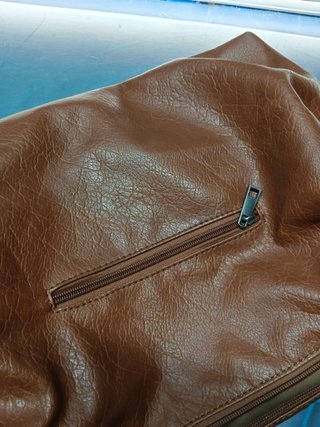 Bolso marrón con tachuelas plateadas.