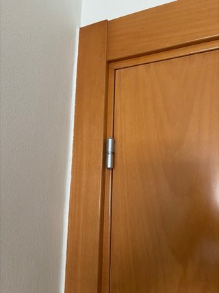 Puerta de madera con ventanas
