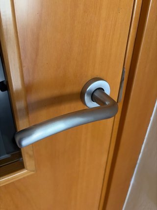 Puerta de madera con ventanas