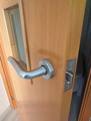 Puerta de madera con ventanas