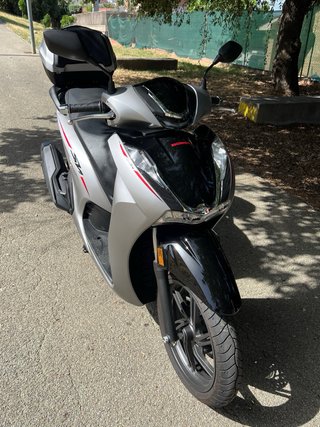 Honda SH 350i Plata y Negra