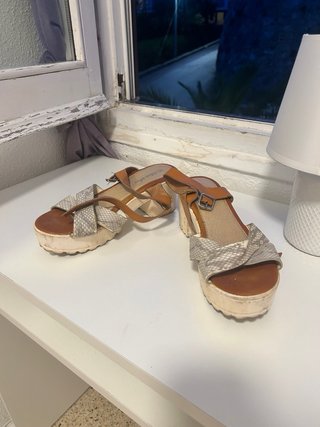 Sandalias de plataforma blancas y plateadas