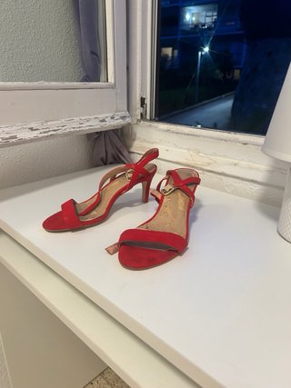 Sandalias de plataforma blancas y plateadas