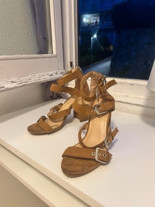 Sandalias de plataforma blancas y plateadas