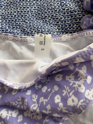 Traje de baño floral lila y blanco