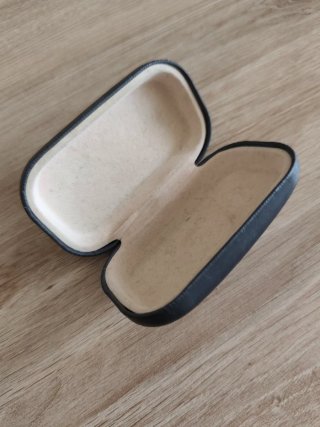 Estuche negro para joyas, auriculares, lentillas..