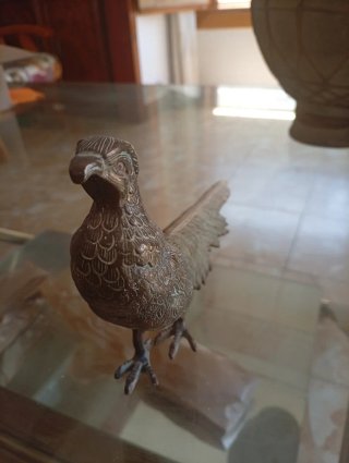 Figura de pájaro de bronce