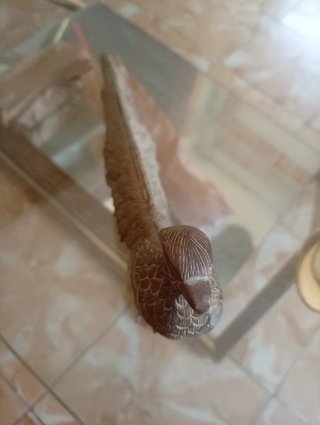 Figura de pájaro de bronce