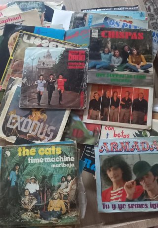 Lote de 200 vinilos singles aproximadamente.
