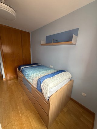 Cama nido con estantería