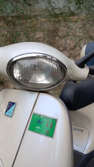 Vespa Scooter Blanca
