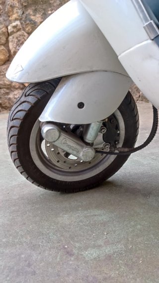 Vespa Scooter Blanca