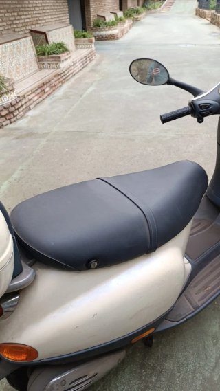 Vespa Scooter Blanca