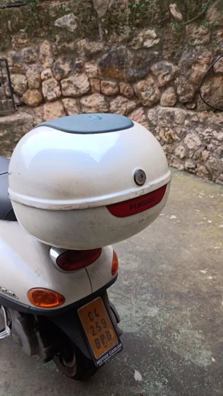 Vespa Scooter Blanca