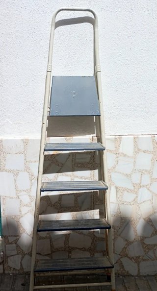 Escalera de hierro plegable