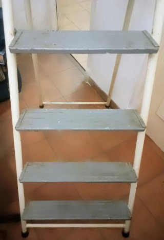 Escalera de hierro plegable