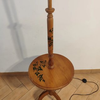 Lámpara con mesa de madera con diseño floral