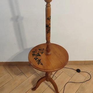 Lámpara con mesa de madera con diseño floral