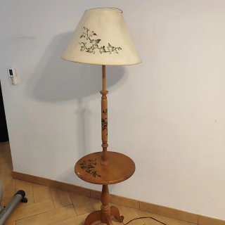 Lámpara con mesa de madera con diseño floral