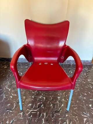 4 sillas rojas de diseño para terrazas