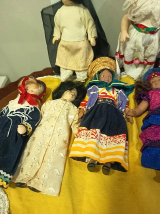 Muñecas de porcelana vestidas