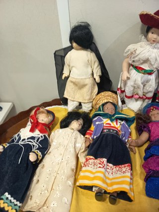Muñecas de porcelana vestidas