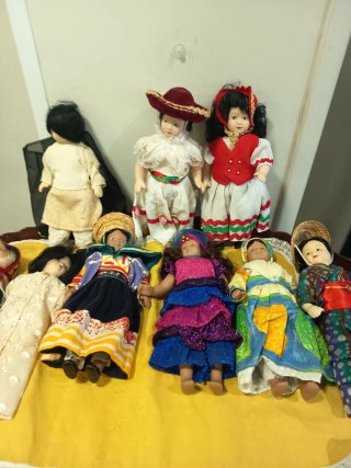 Muñecas de porcelana vestidas
