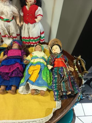 Muñecas de porcelana vestidas