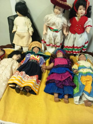 Muñecas de porcelana vestidas