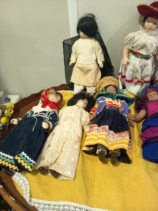 Muñecas de porcelana vestidas