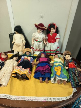 Muñecas de porcelana vestidas