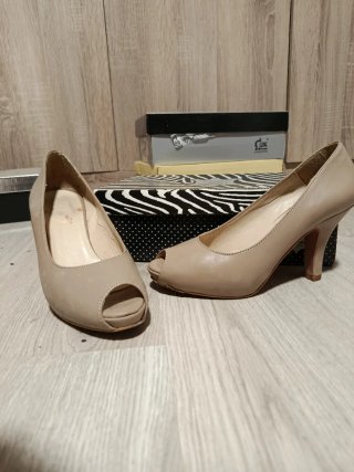 Zapatos de tacón beige peep toe