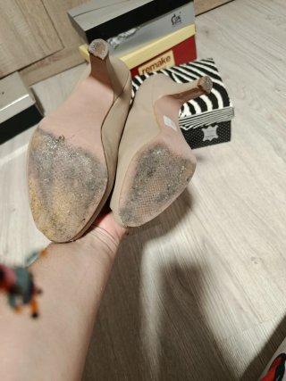 Zapatos de tacón beige peep toe