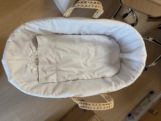 Moisés de mimbre con soporte