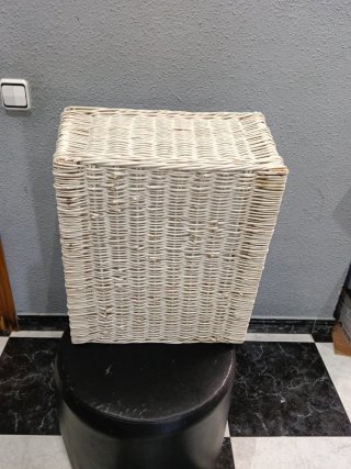 Cesto grande de mimbre beige,