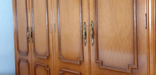 Armario grande de madera antiguo con molduras