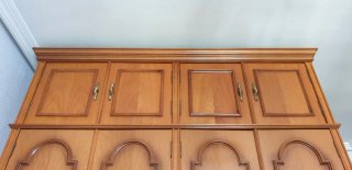 Armario grande de madera antiguo con molduras