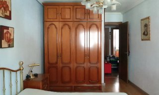 Armario grande de madera antiguo con molduras